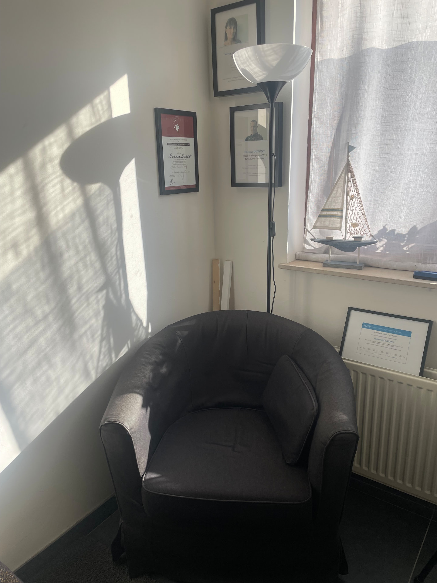 Fauteuil du cabinet dans la lumière de la fenêtre